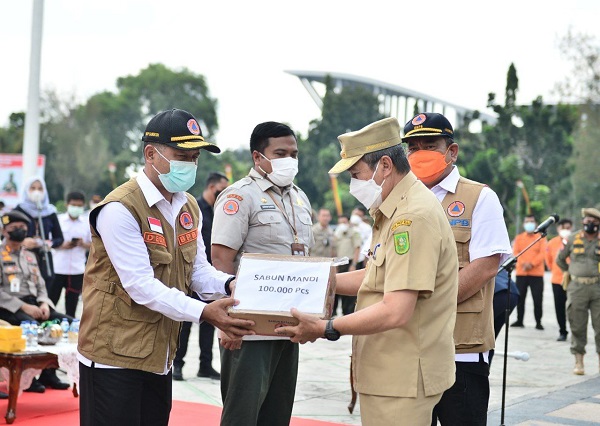 Gubernur Riau, Syamsuar mewakili Pemprov Riau menerima bantuan dari BNPB RI.